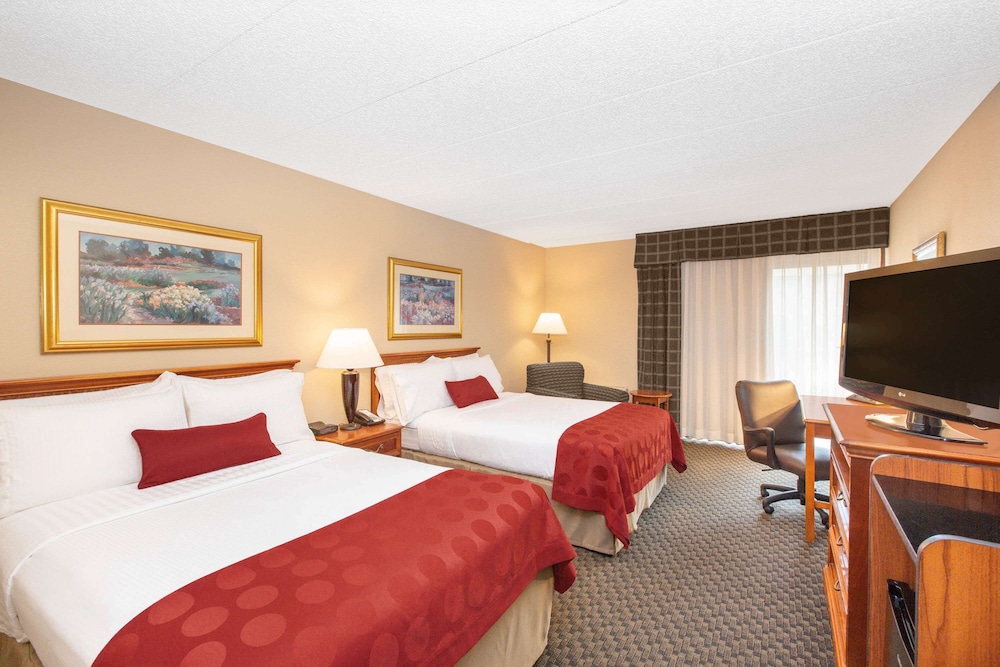 غرفة بسريرين مزدوجين لذوي الإعاقة، Ramada by Wyndham Midtown Grand Island 3/5