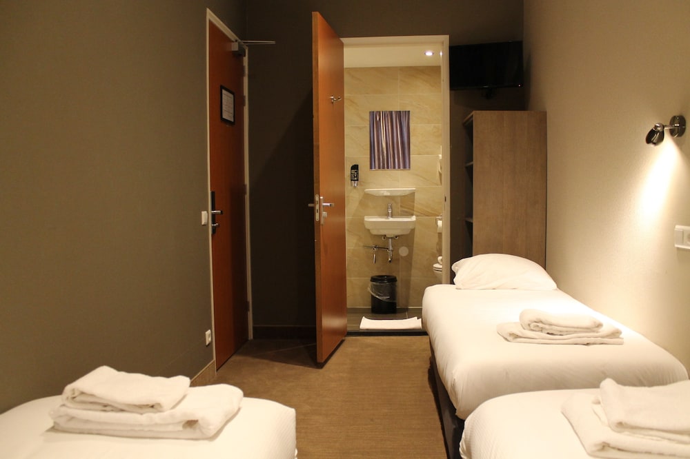 Hotel Blossoms 31/48