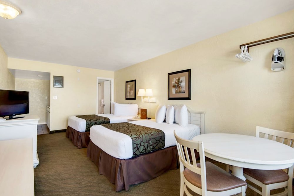 Ramada by Wyndham Panama City Beach / Beachfront 15/25