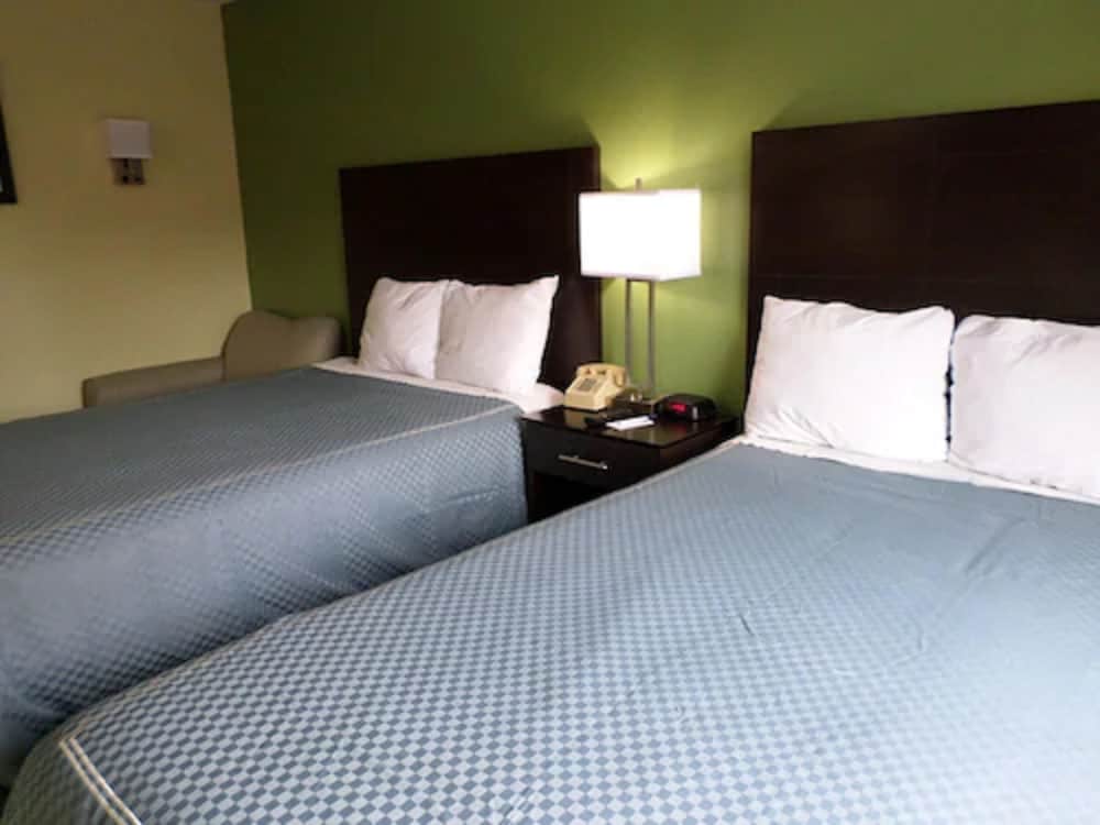 Travelodge by Wyndham Cleveland Lakewood 16/28