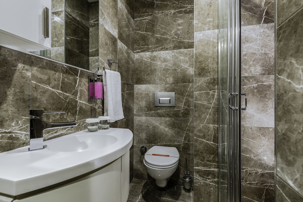 Ayramin Deluxe Hotel 22/78
