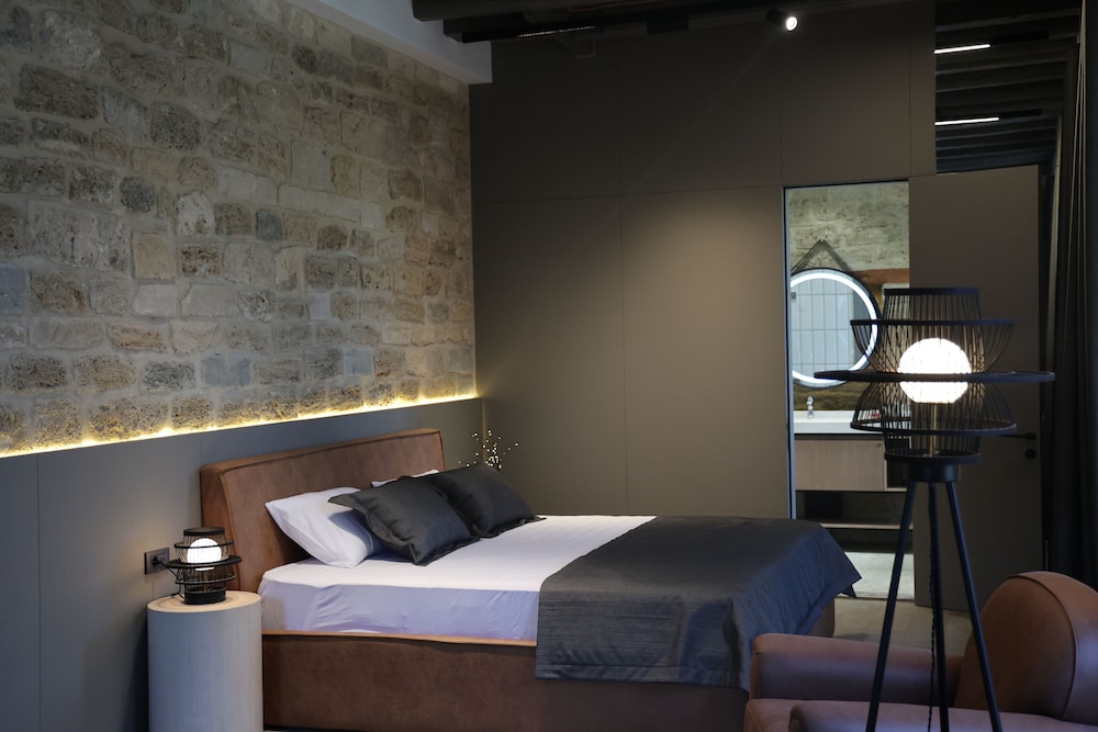 EXECUTIVE, DOUBLE BED, BALCONY
