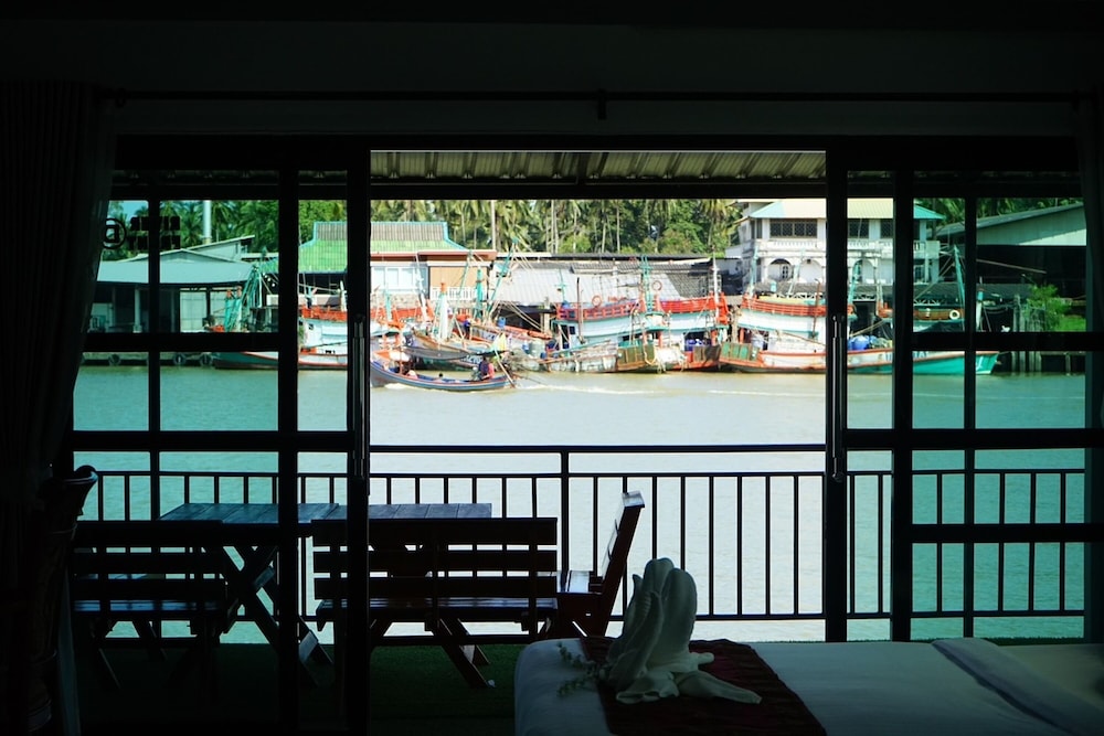Chaiyai Riverfront Hotel 33/50