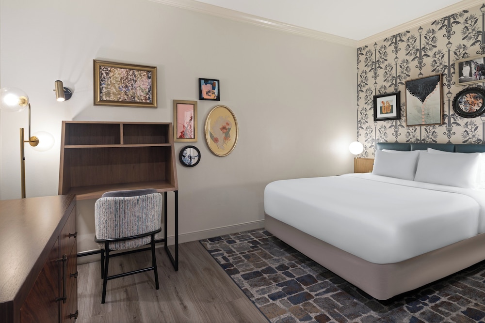 INTERIOR, STANDARD, QUEEN BED