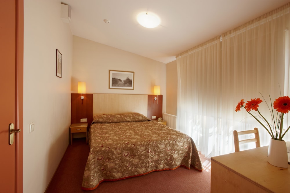 SUPERIOR, DOUBLE OR TWIN BED