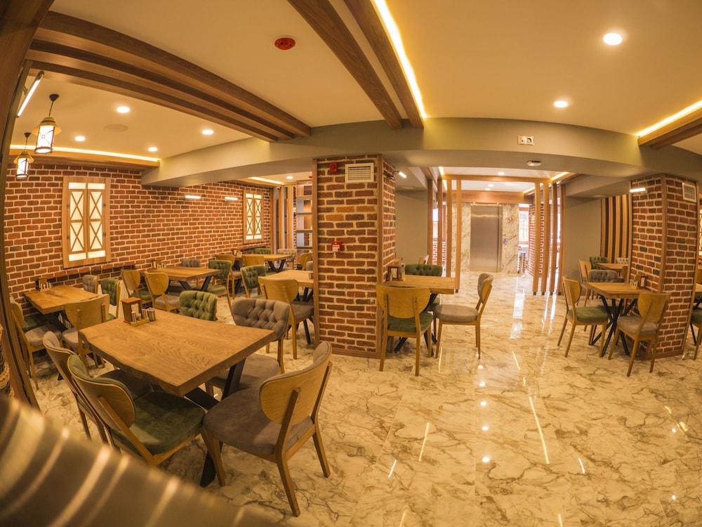 Elif Inan Motel 40/50