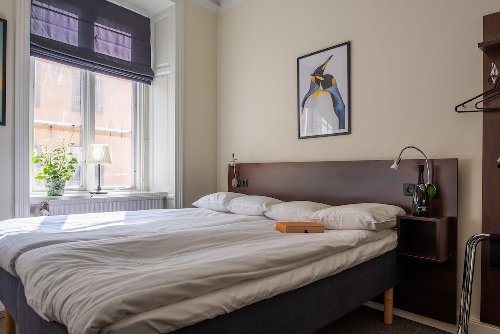 ECONOMY, DOUBLE OR TWIN BED, SHARED BATHROOM