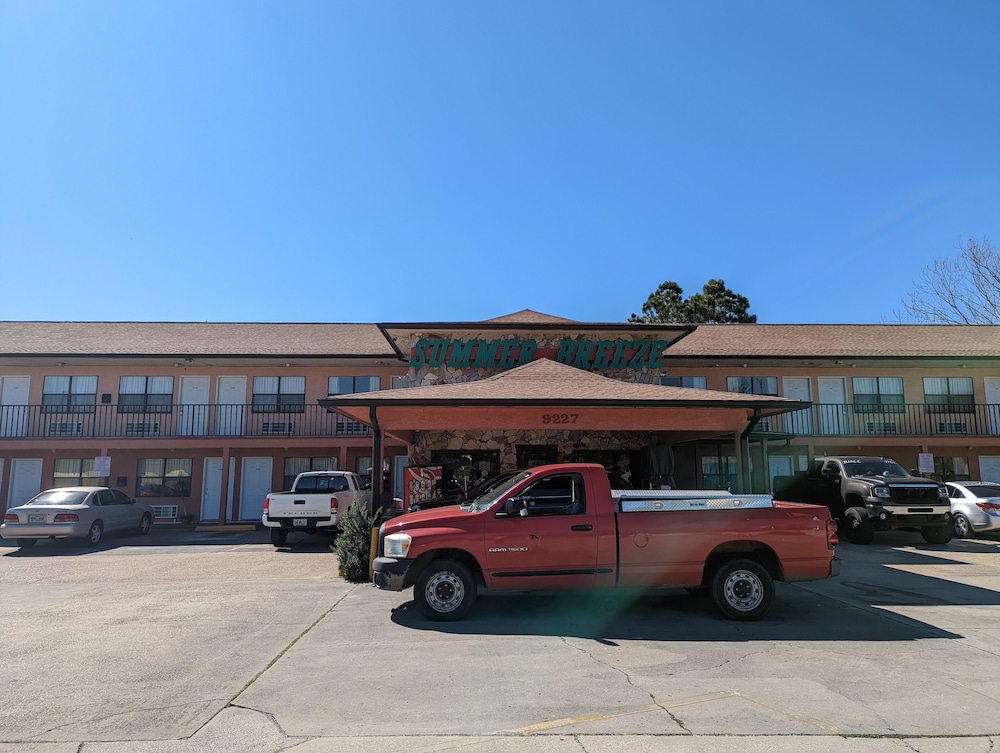 Summer Breeze Motel 49/52