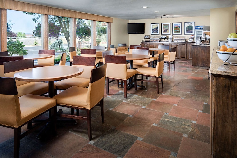 Comfort Inn & Suites Ashland, OR 30/40