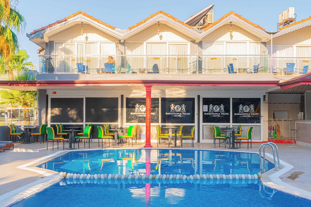 Sayanora Hotel & Park 1/50