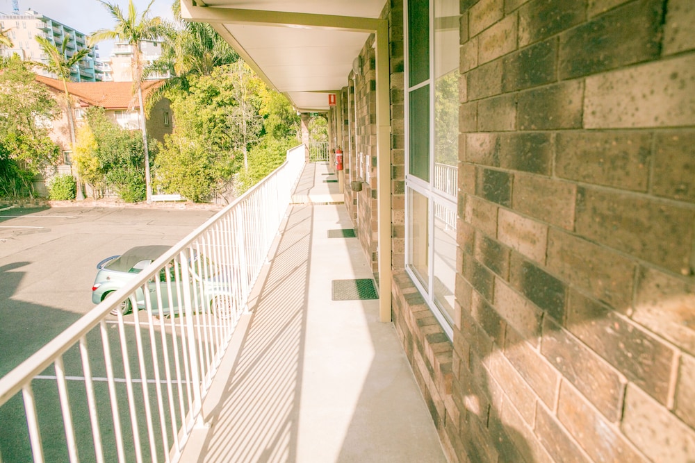 GOSFORD PALMS MOTOR INN 33/62