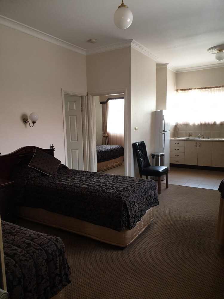 AUSTRALIAN HERITAGE MOTOR INN 10/33