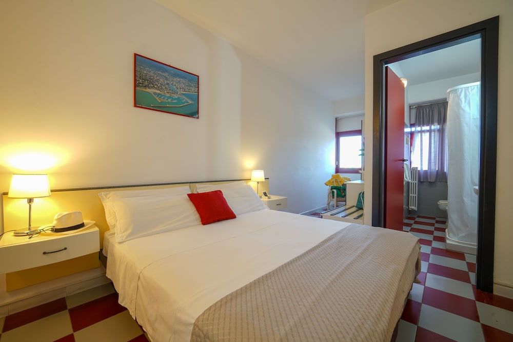 Room, Double or Twin Bed