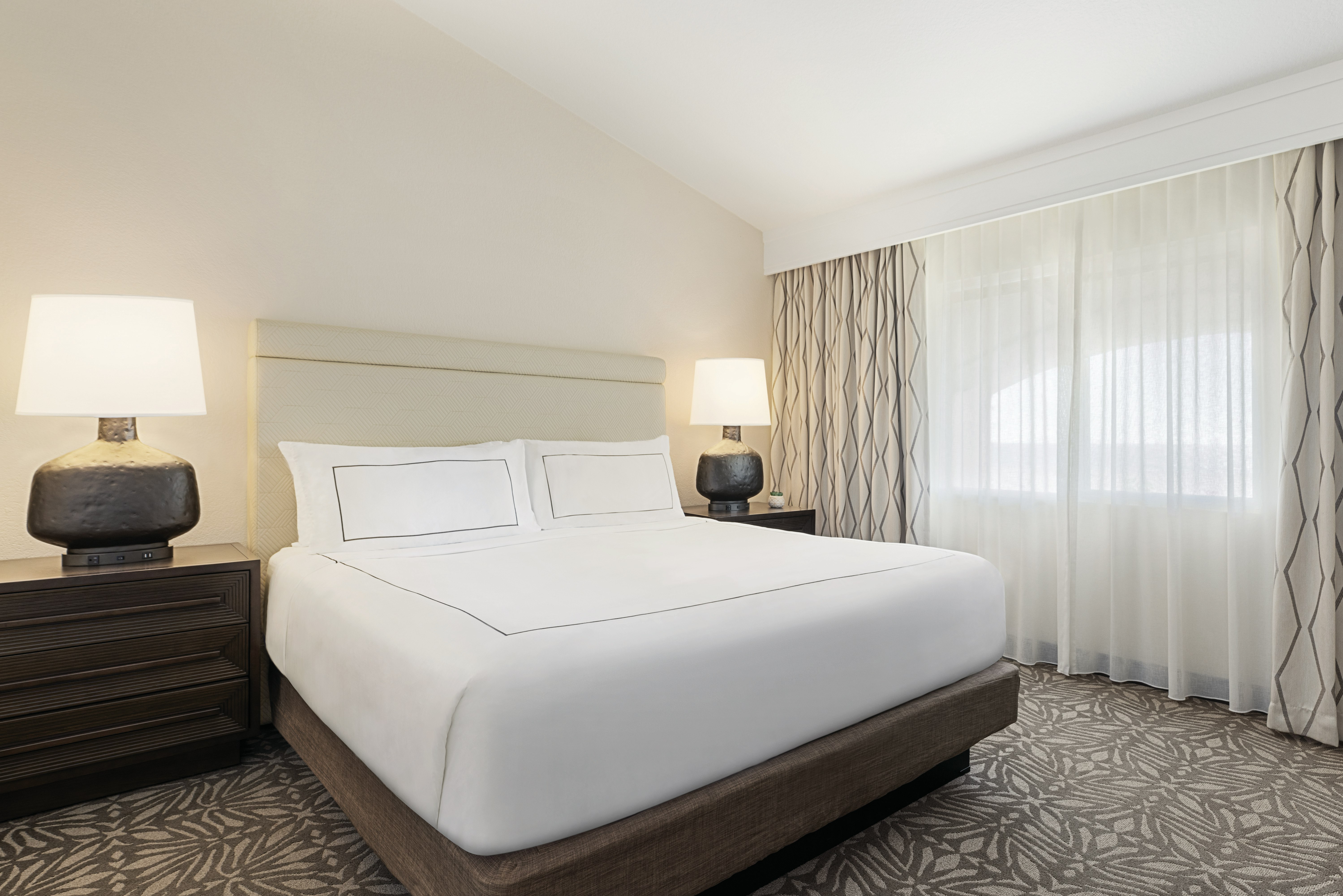 Room, King Bed, Pool View, Accessible
