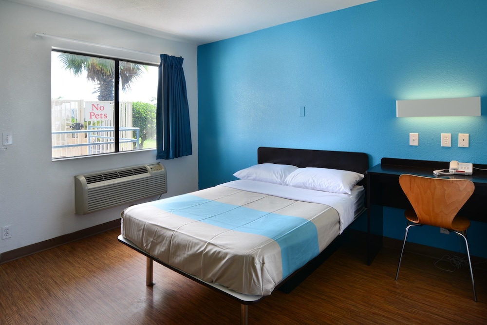 Motel6 Galveston, TX 24/59