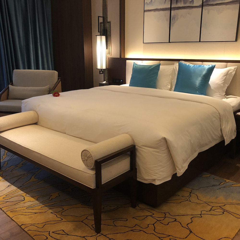ROOM, KING BED, SOFA, ACCESSIBLE