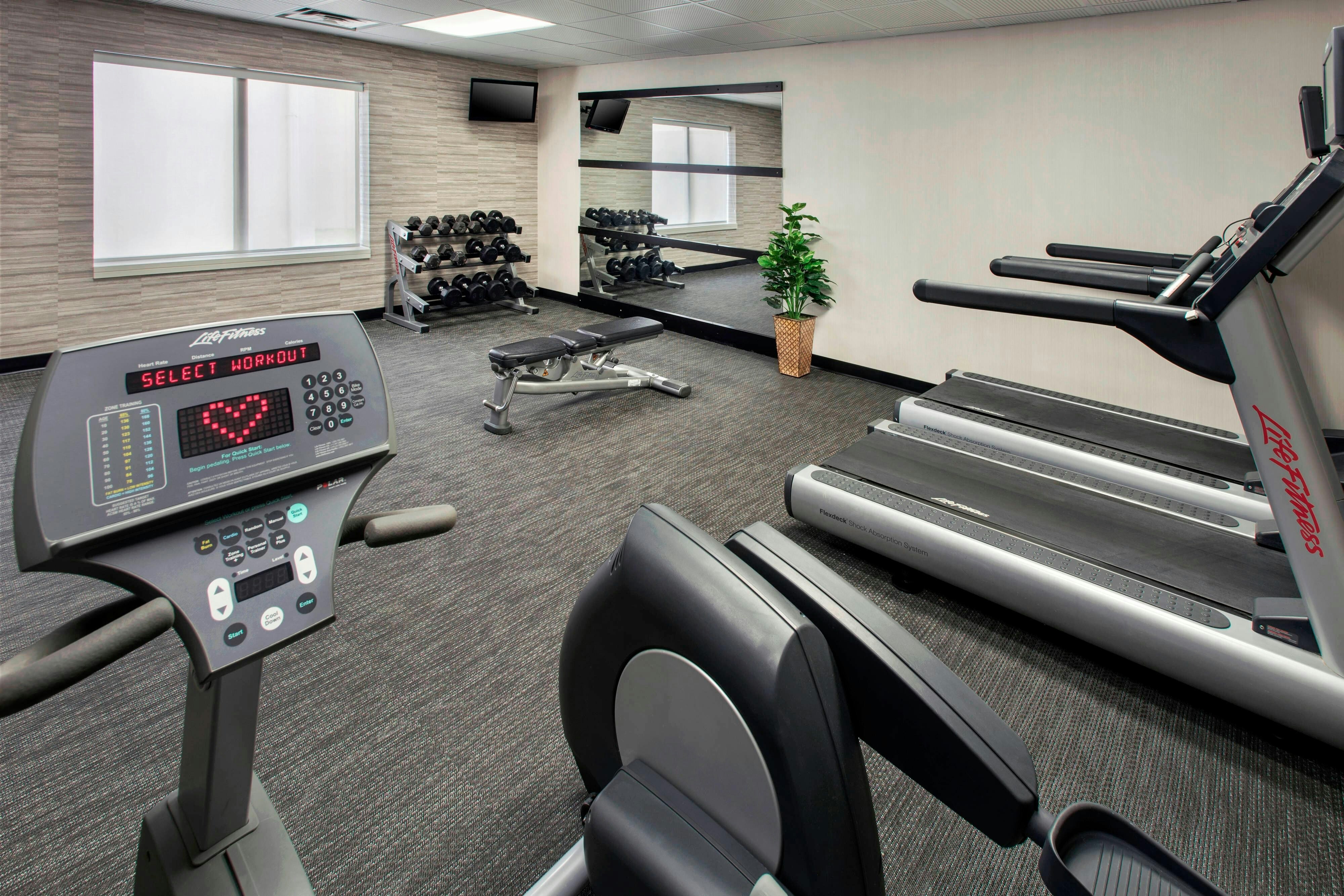 Courtyard By Marriott Newark Liberty International Airport 20/37