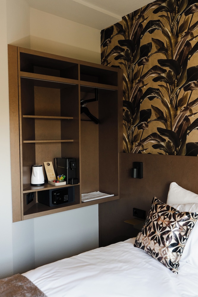 Compact, Queen Bed