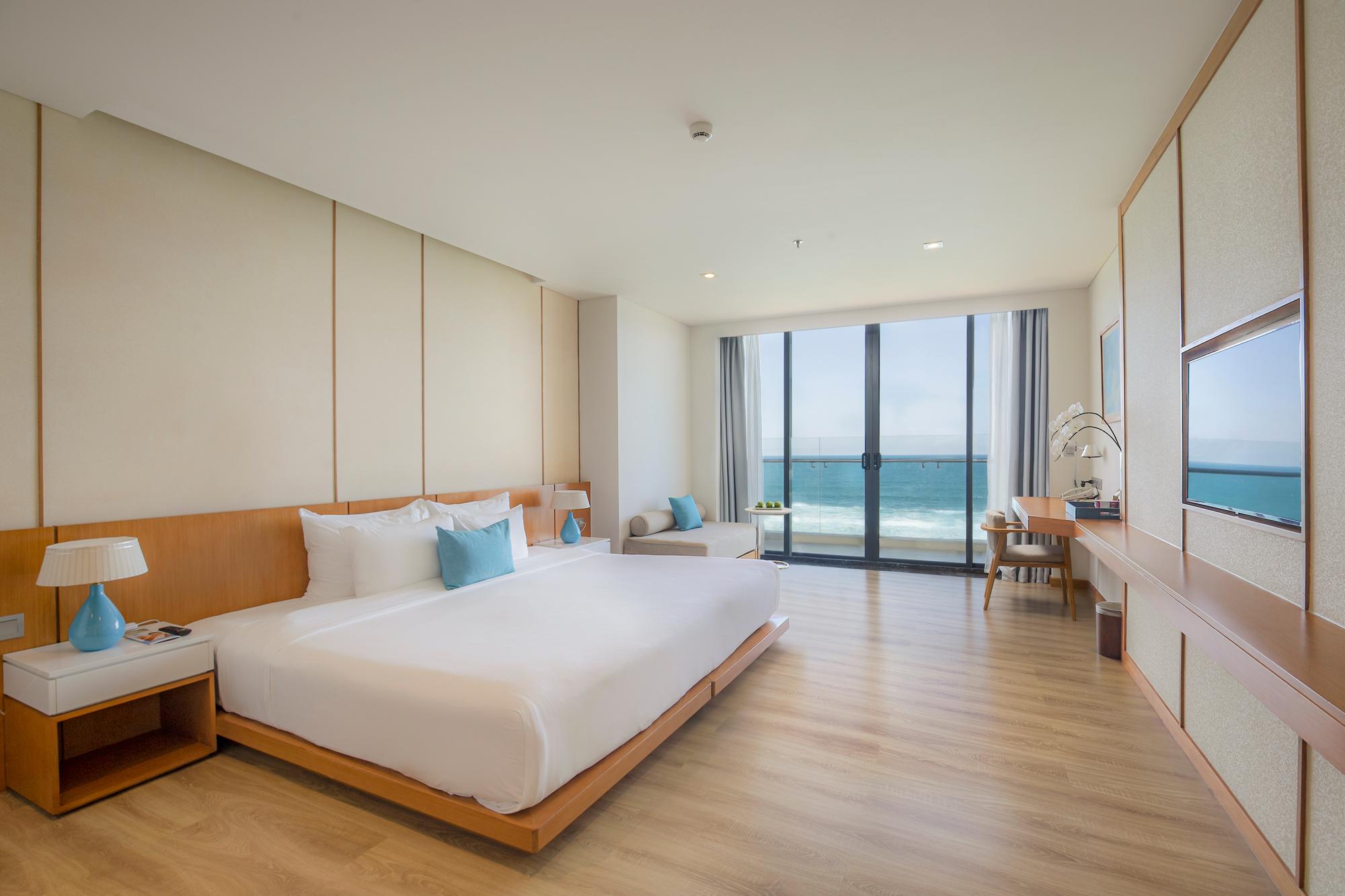 Premier, King Bed, Ocean Front, Balcony