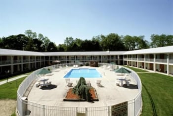 Crystal Inn Eatontown 8/41