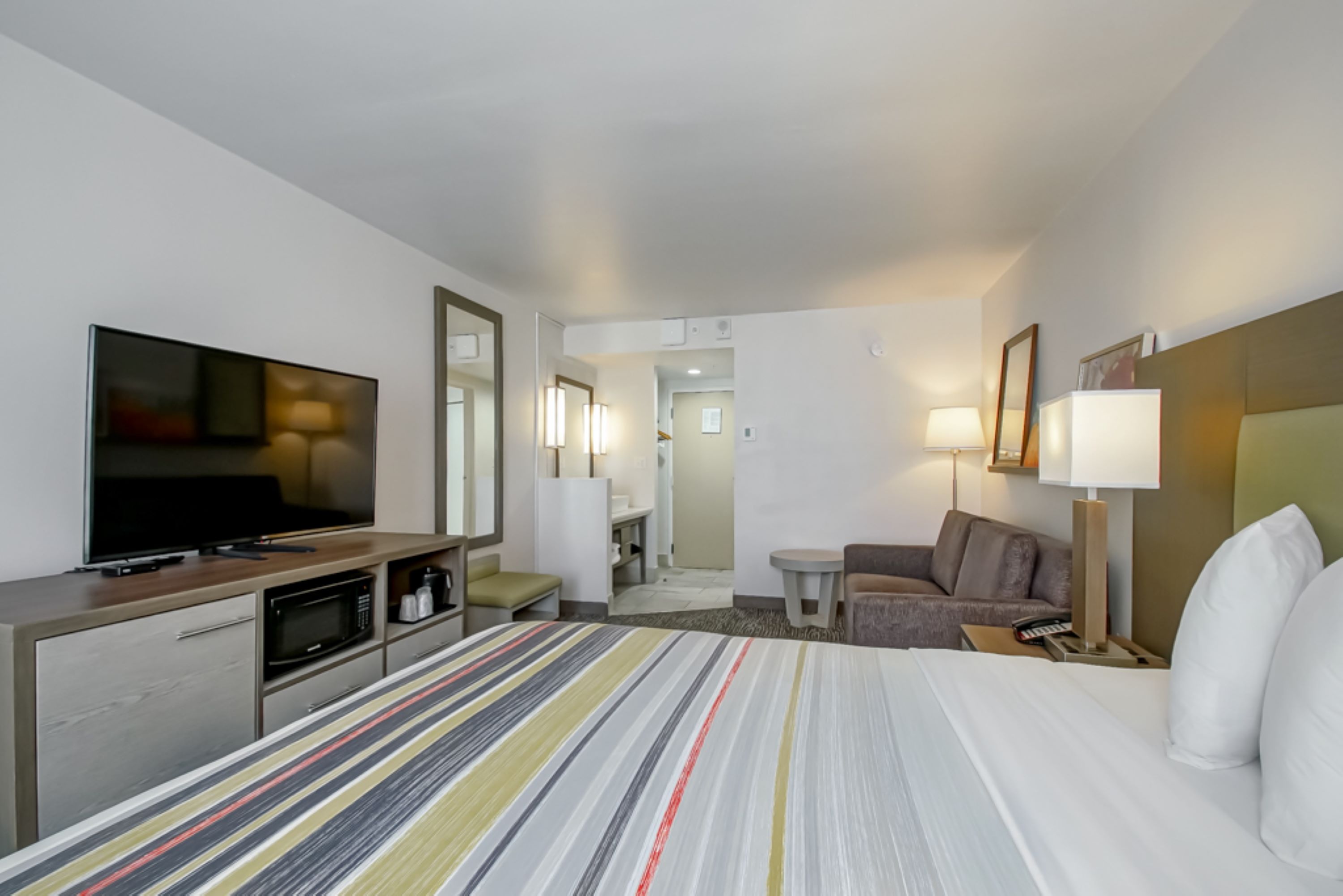 SUITE, KING BED