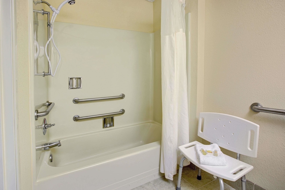 Days Inn & Suites by Wyndham Hickory 25/25