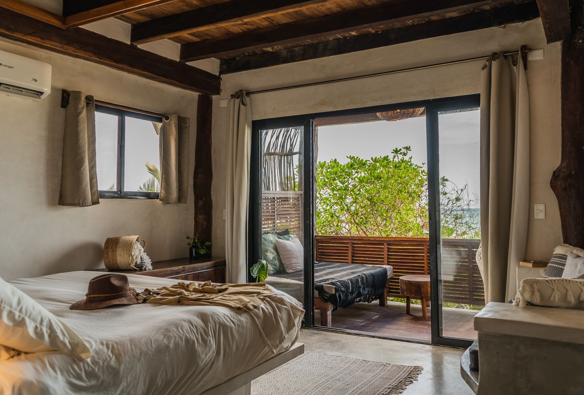 ROOM, KING BED