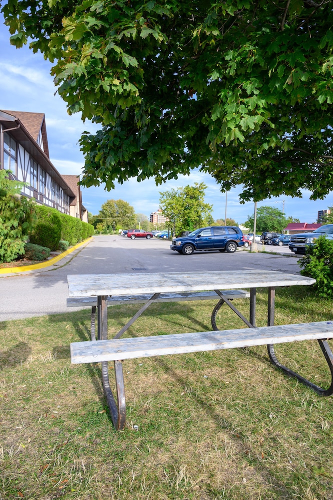 Days Inn by Wyndham Sarnia Harbourfront 57/59