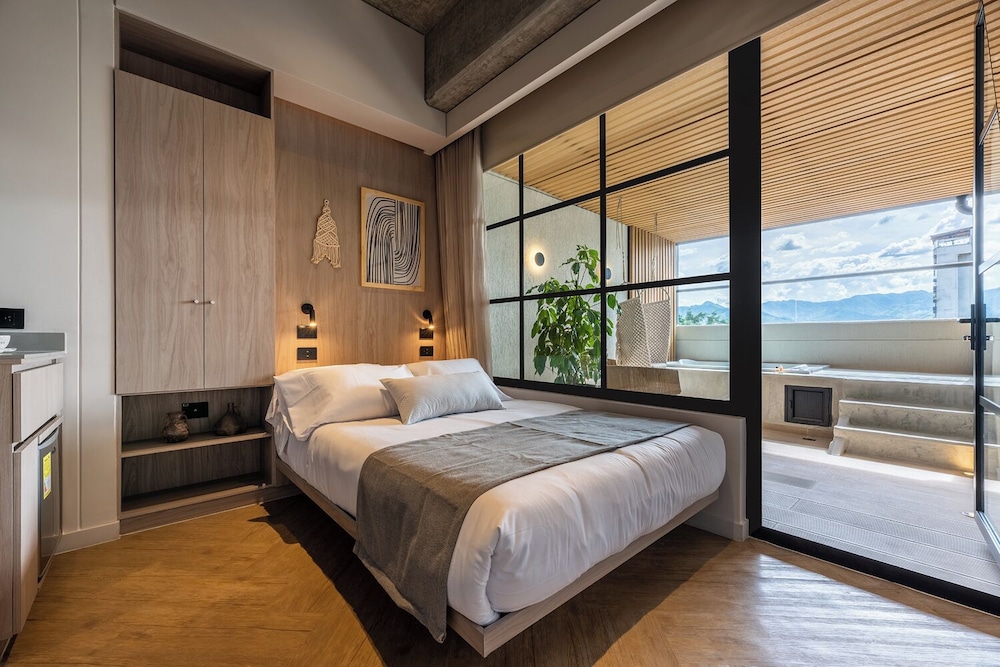 SUPERIOR, DOUBLE BED, HOT TUB