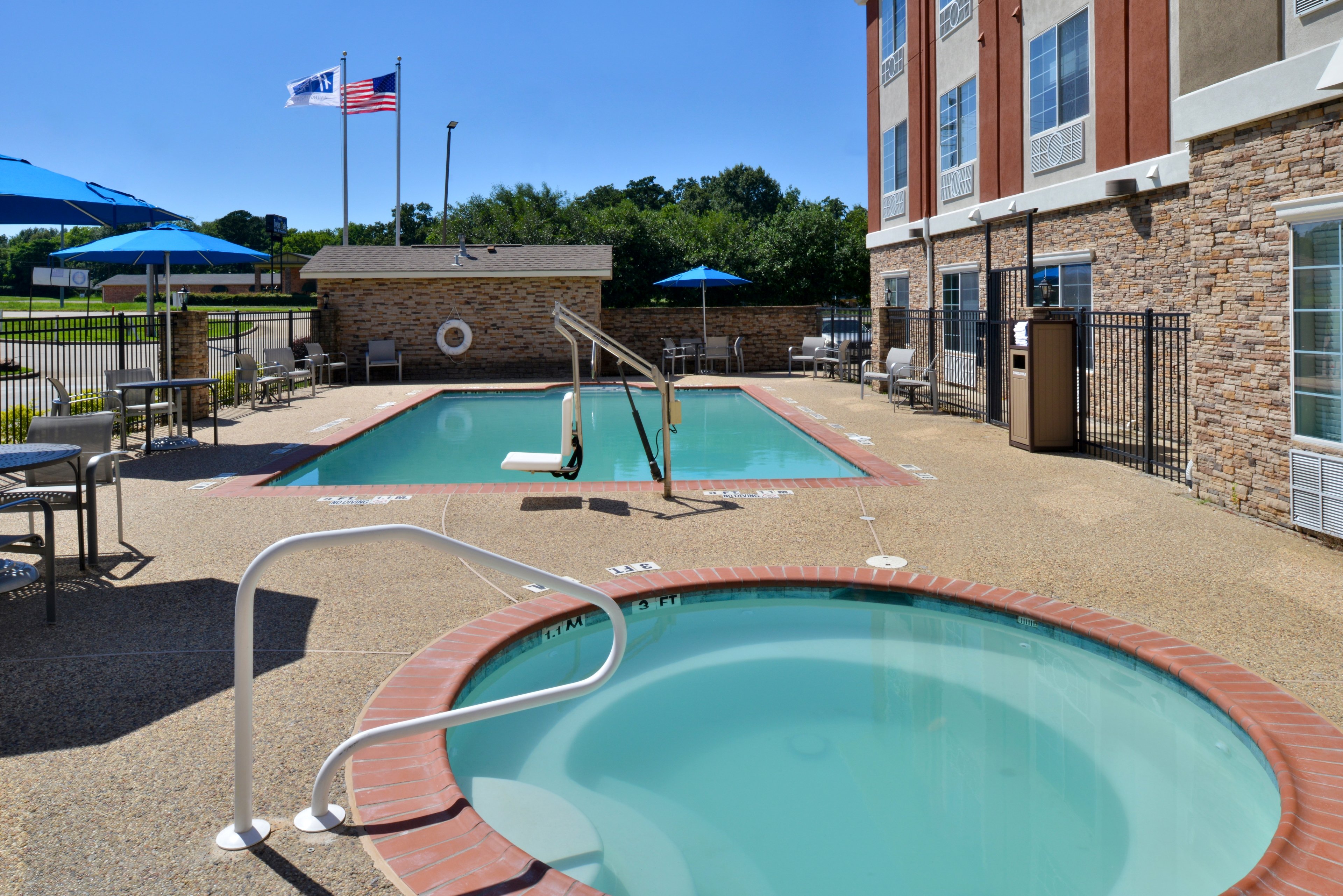 Holiday Inn Express Hotel And Suites Carthage 73/79