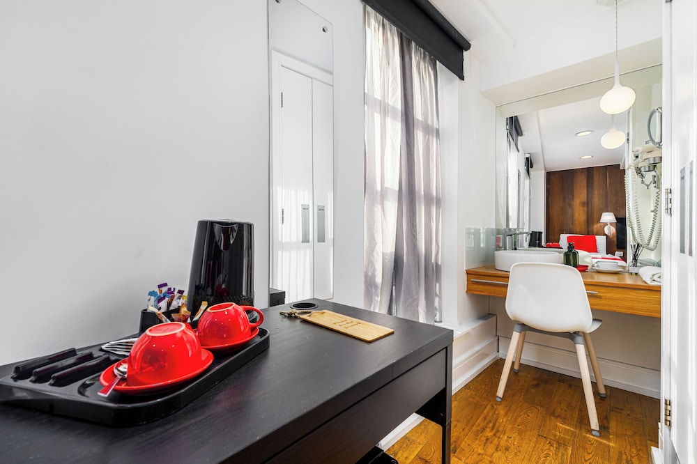 The Whitechapel Hotel 31/50