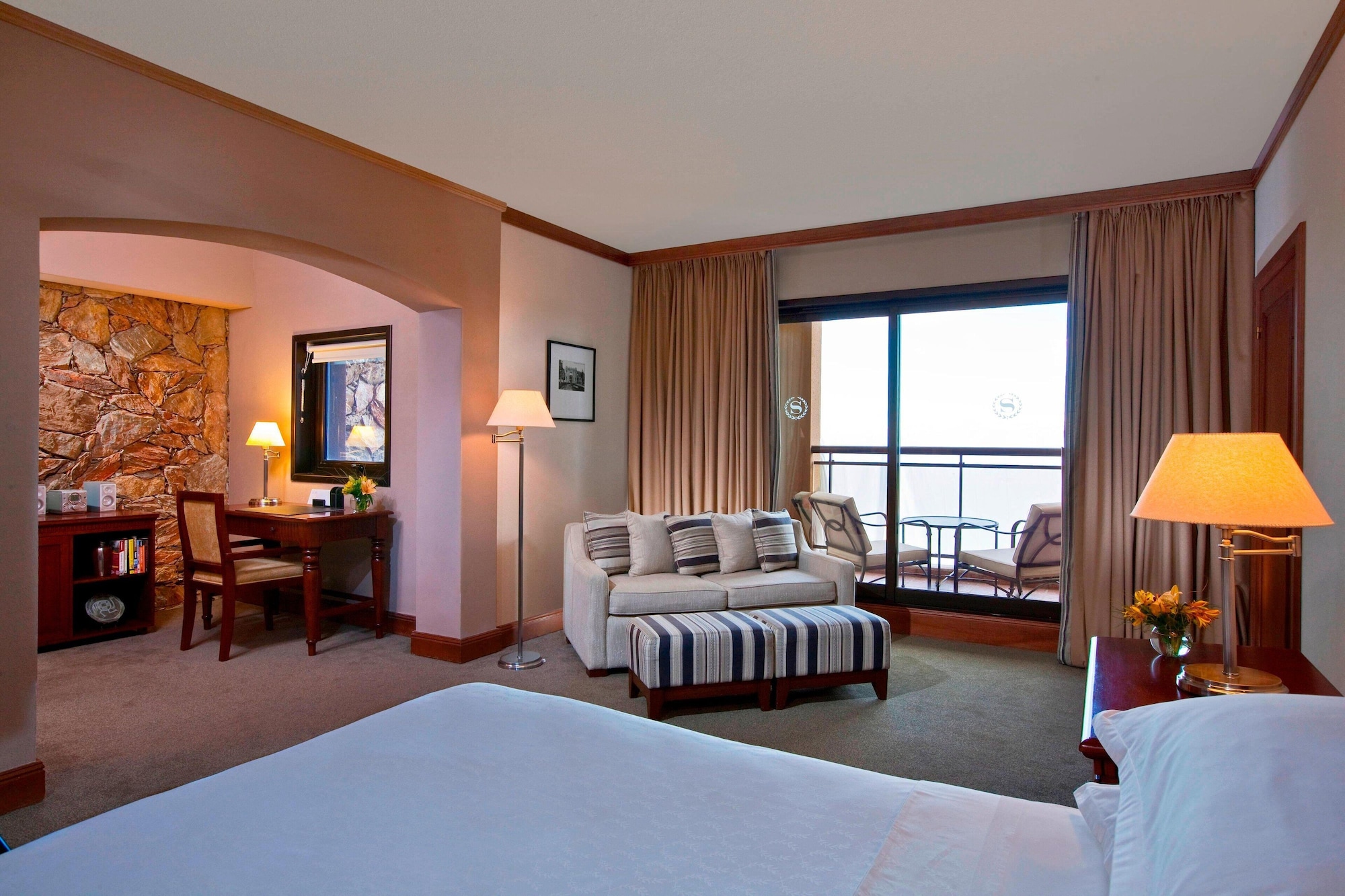 جناح جونيور بسرير كينج بإطلالة على النهر بشرفة، Sheraton Colonia Golf and Spa Resort 3/6
