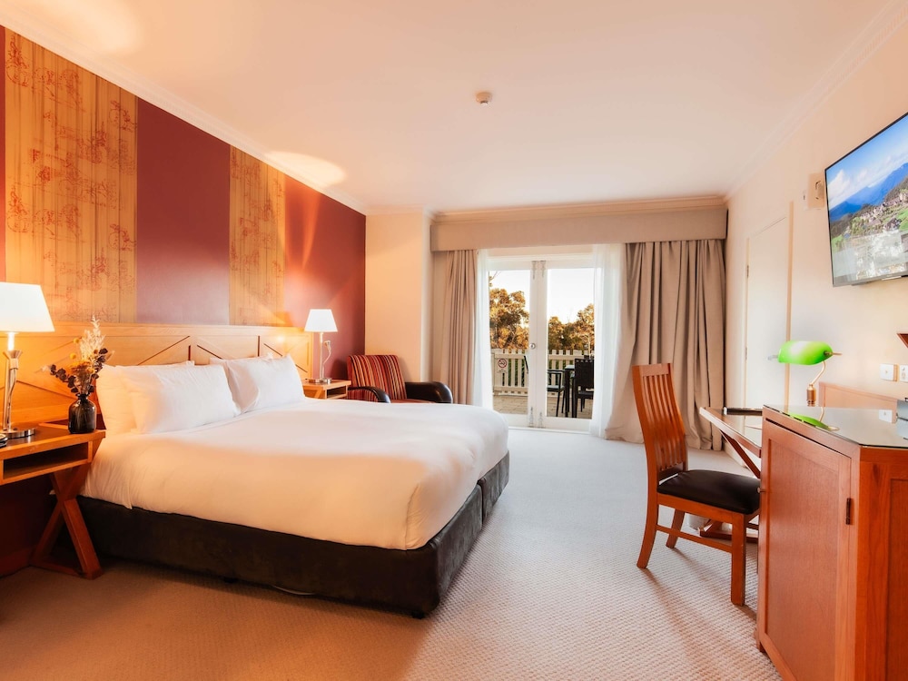 Superior, King Bed, Courtyard Area