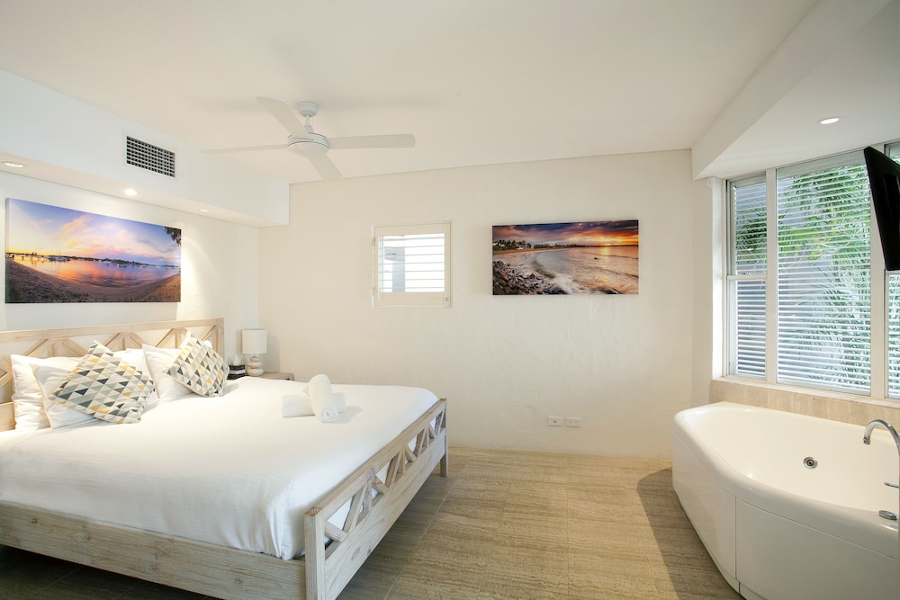SUITE, POOL SIDE