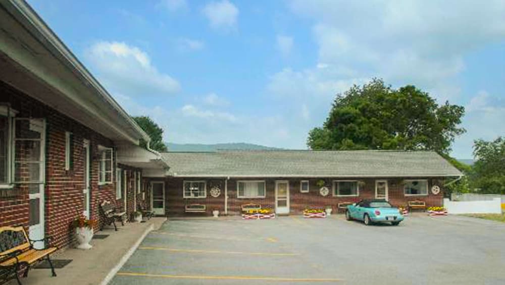 JUDY'S MOTEL BEDFORD 33/34