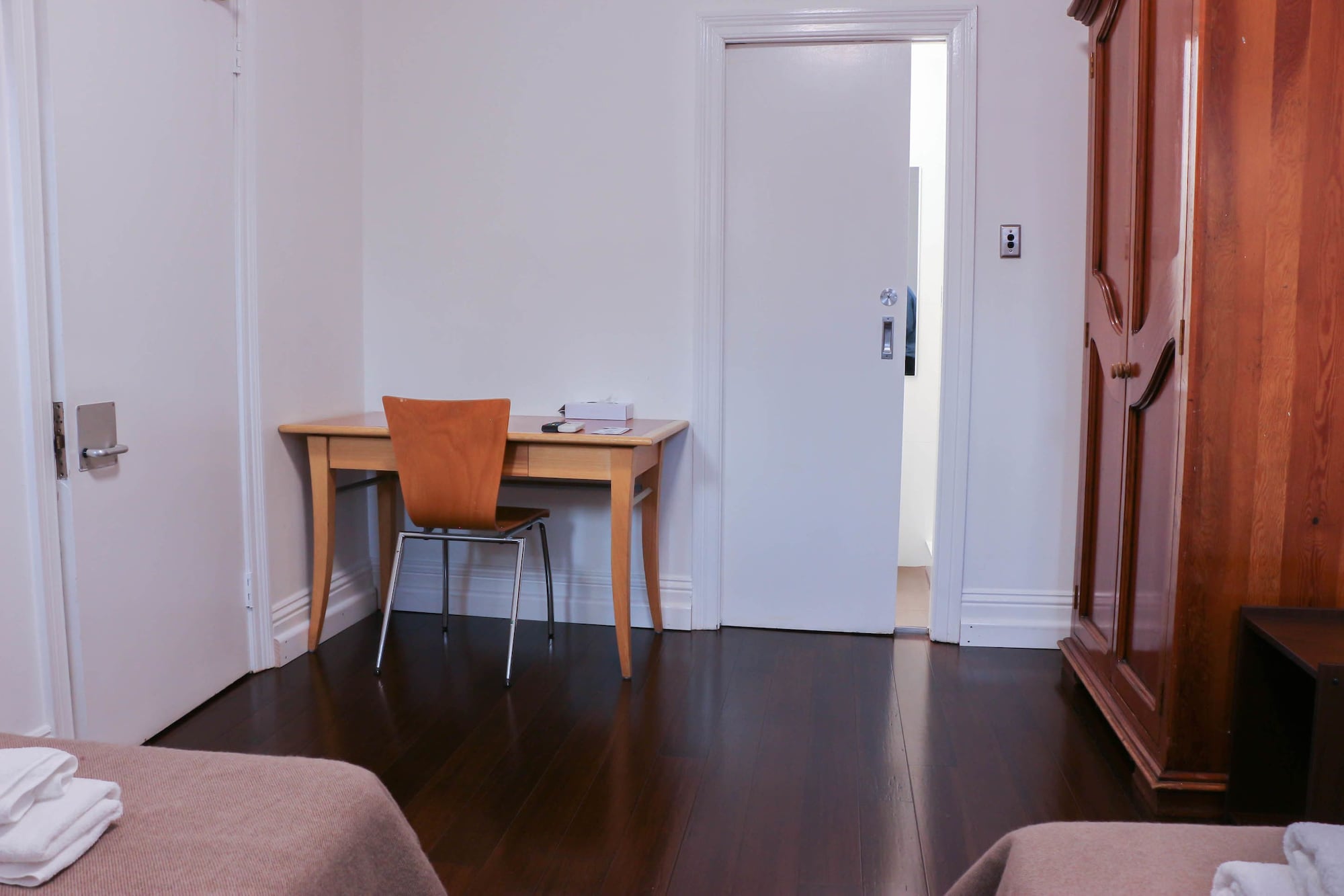 ROOM, TWIN BEDS