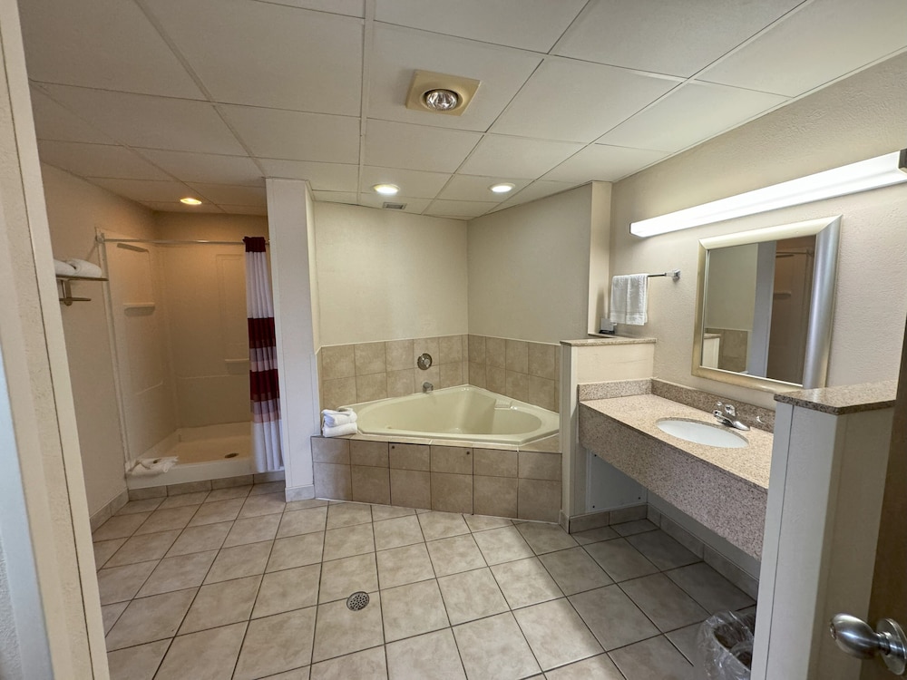 Red Roof Inn and Suites Cleveland - Elyria 64/64