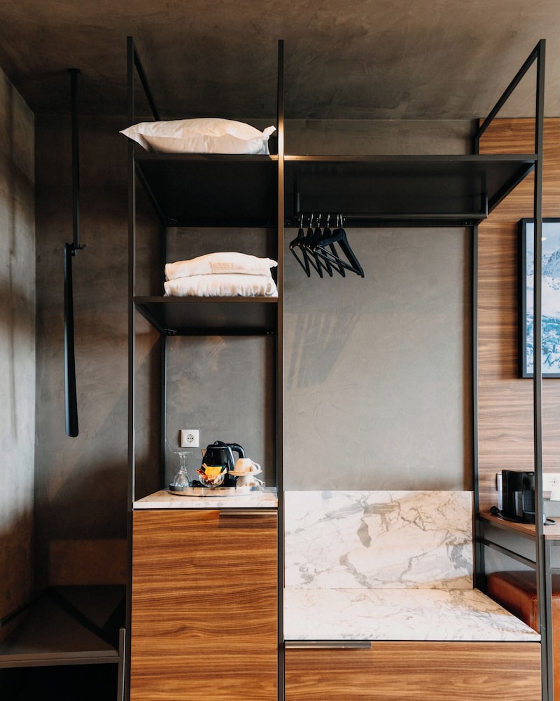 Umi Hotel 9/71