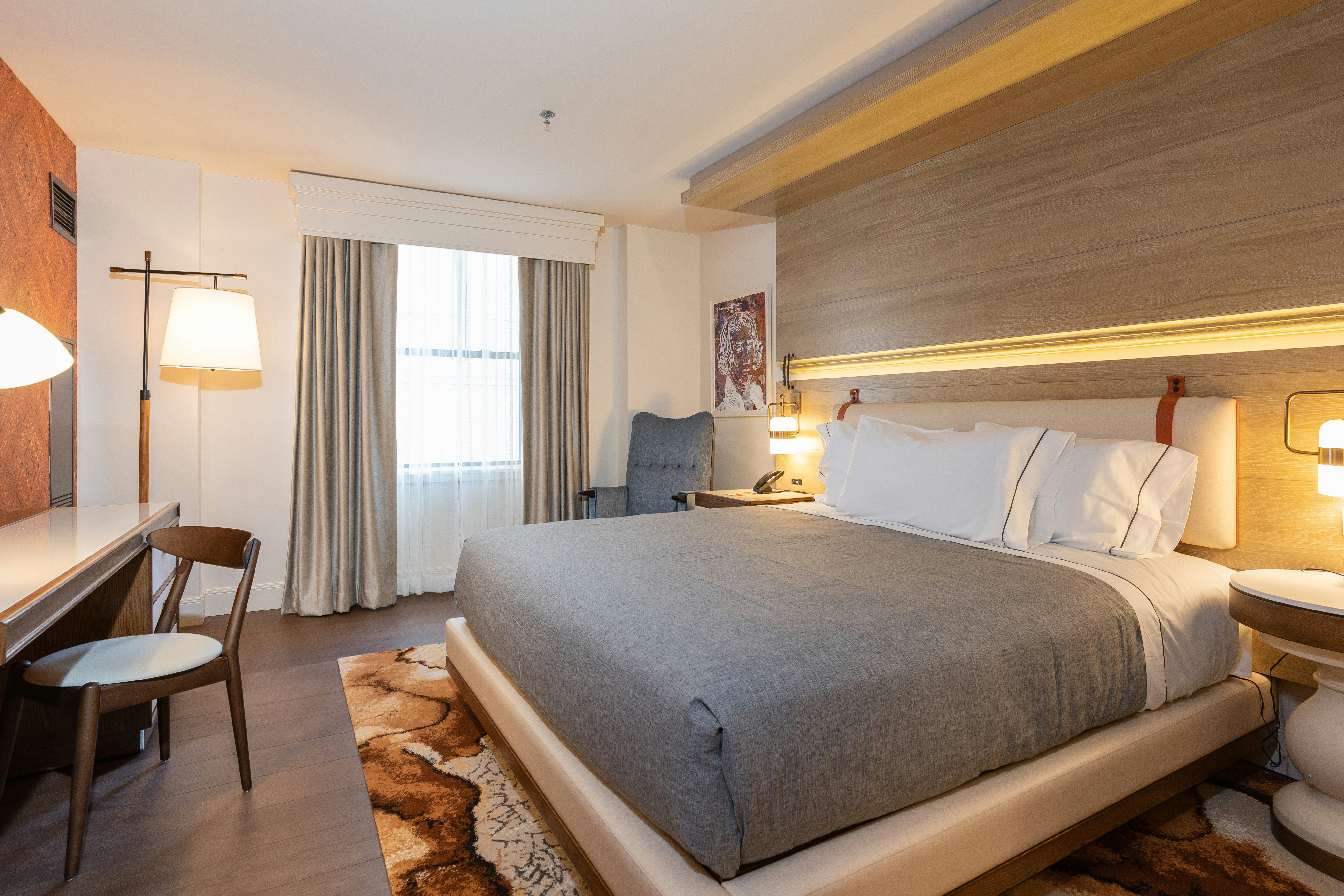 DELUXE, KING BED