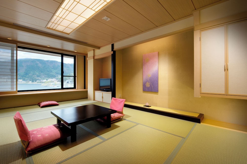 Japanese, Type N, 4 Futon Beds, Lake View