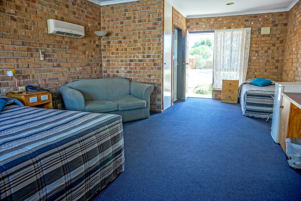 KADINA GATEWAY MOTOR INN 12/45