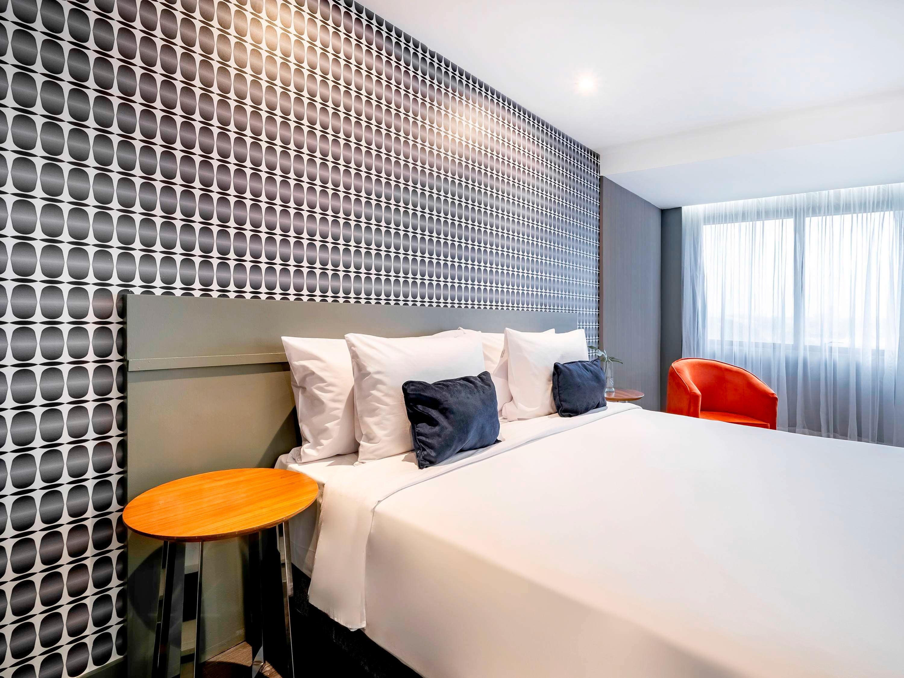SUPERIOR, EXECUTIVE, QUEEN BED
