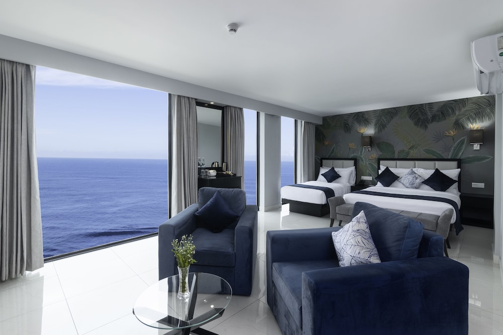 Signature, Family, 1 Queen and 1 Single Bed, Sea Front، Hotel MaRadha Colombo 4/7