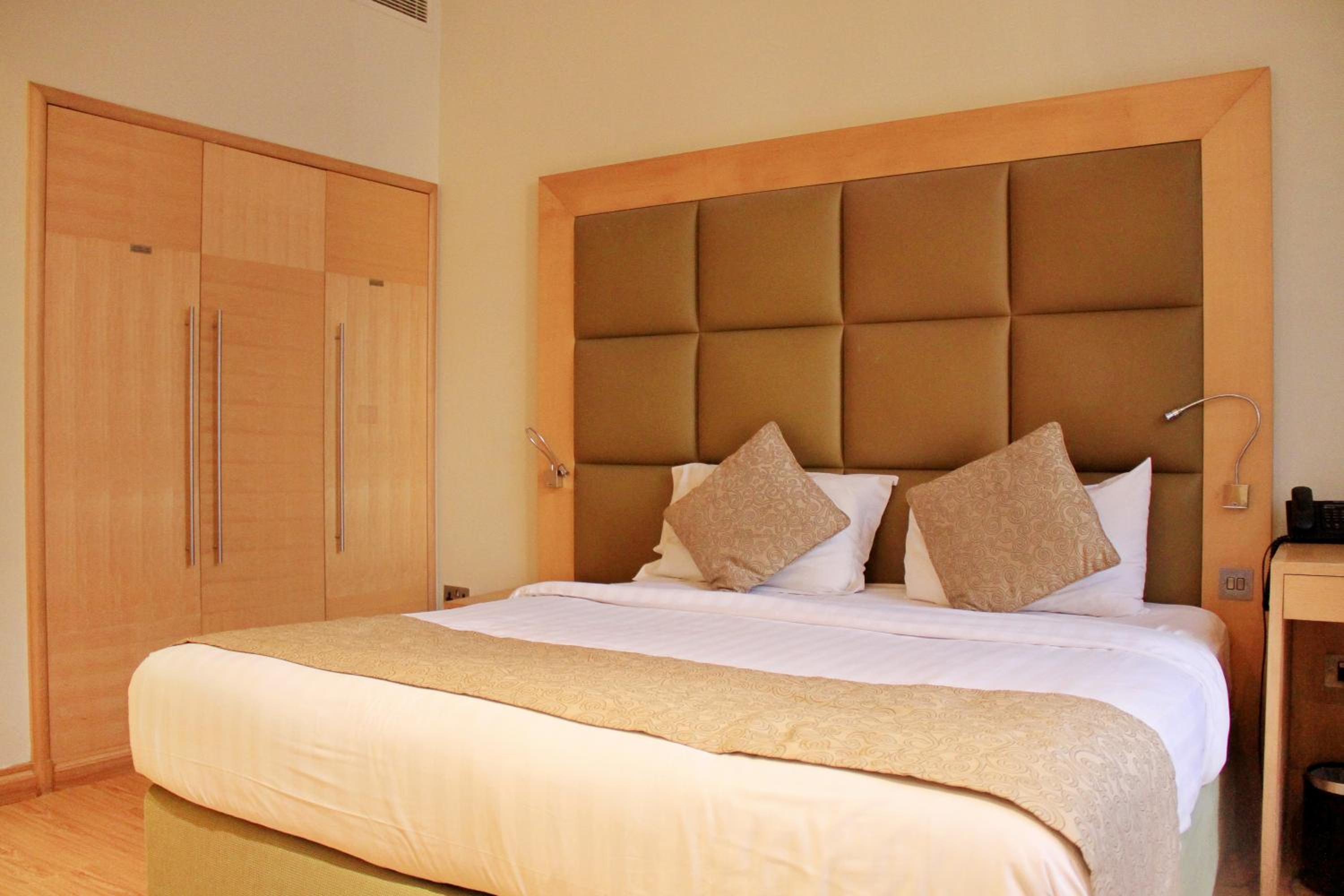 SUPERIOR, KING BED