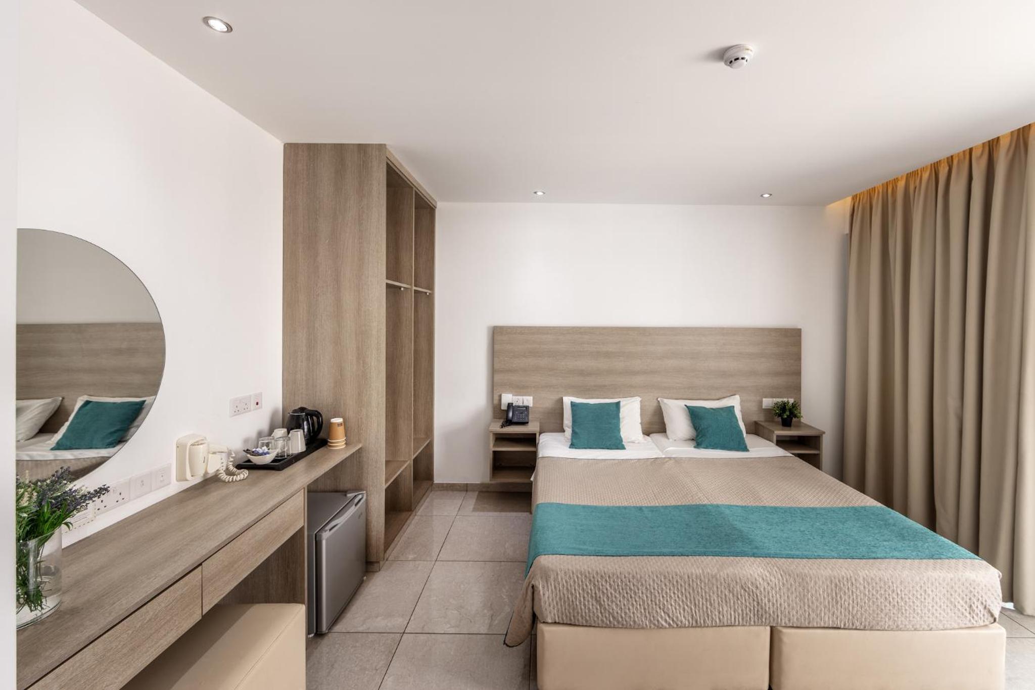 Room, Double or Twin Bed, Inland View