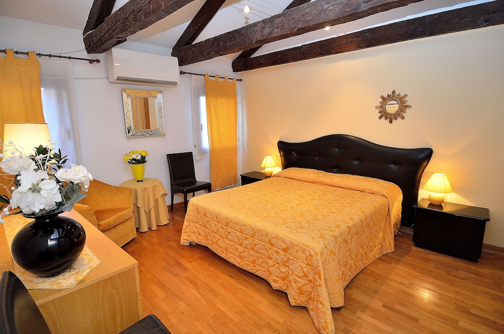 Charming Venice Apartments 43/78