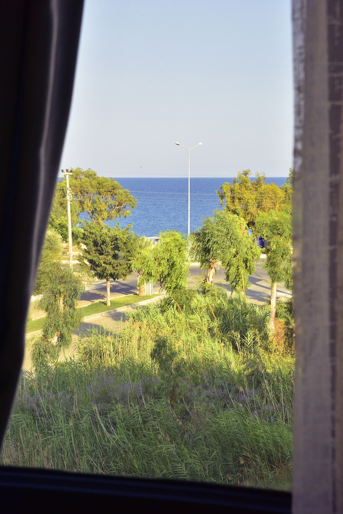 Demyra Boutique Hotel 24/28