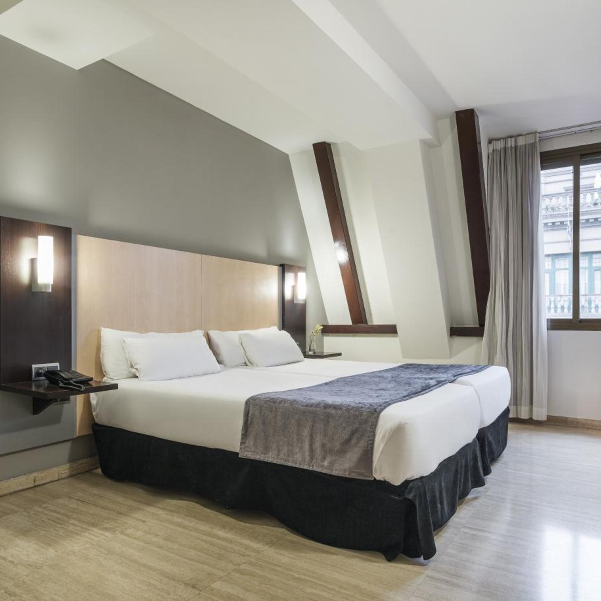 ROOM, DOUBLE OR TWIN BED