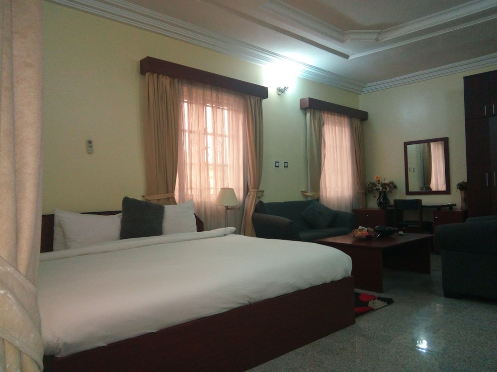 ROYAL, SUITE