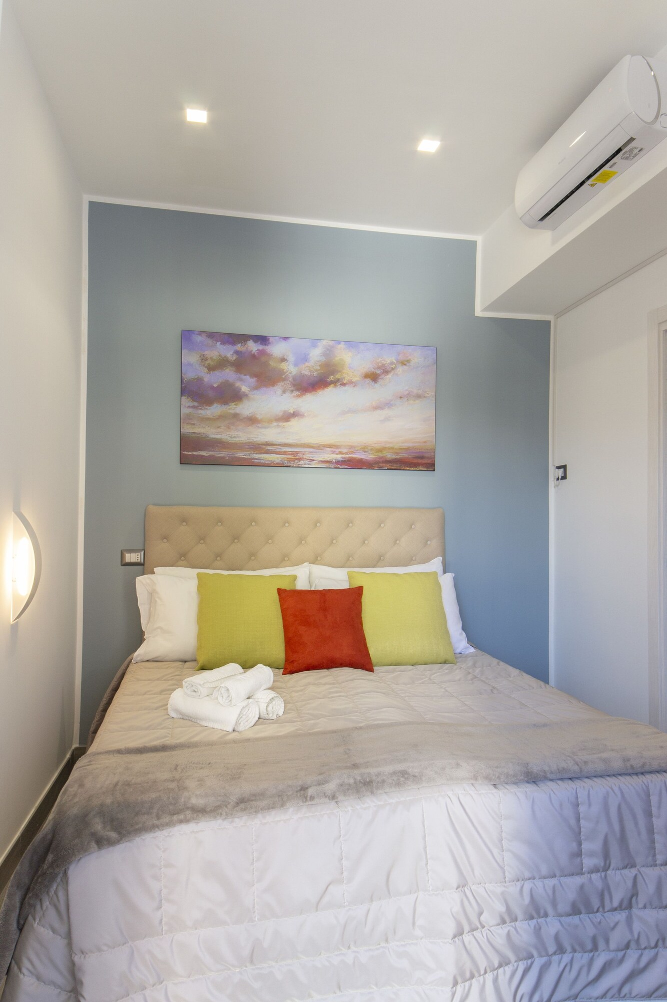 DELUXE, TWIN BEDS, CITY VIEW